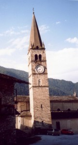 campanile dritto verso il cielo