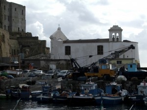La vecchia chiesa dei marinai, sul porticciolo di Pozzuoli