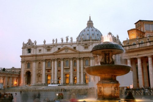 Roma - San Pietro e una delle sue due fontane