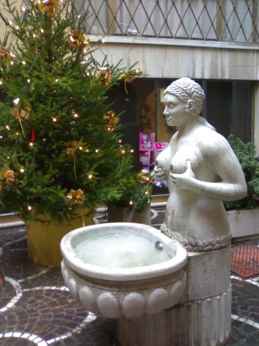 Treviso - fontana delle tette versione natalizia