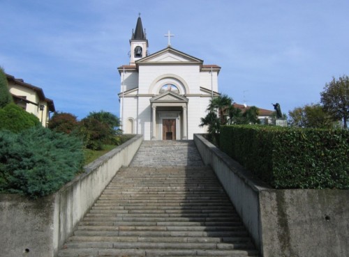 Casnate con Bernate - La scala e la chiesa