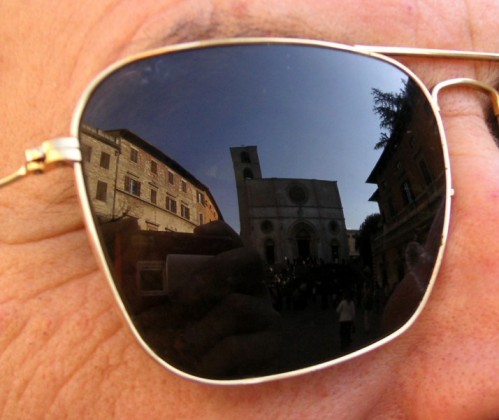Todi - Occhiali da sole a Todi. La cattedrale. Todi - Occhiali da sole a Todi. La cattedrale.