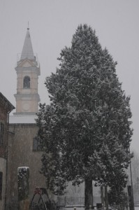 Chiesa durante nevicata