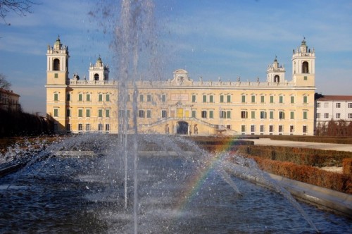 Colorno - La fontana, la Reggia e .........l'arcobaleno! Colorno - La fontana, la Reggia e .........l'arcobaleno!