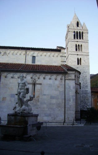 Carrara - Il Duomo e...l'Uomo