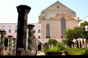 l’abside di Santa Chiara vista dal Chiostro maiolicato