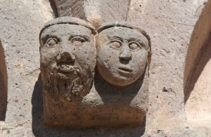Basilica di S.Antioco di Bisarcio- Particolare facciata (mascheroni)