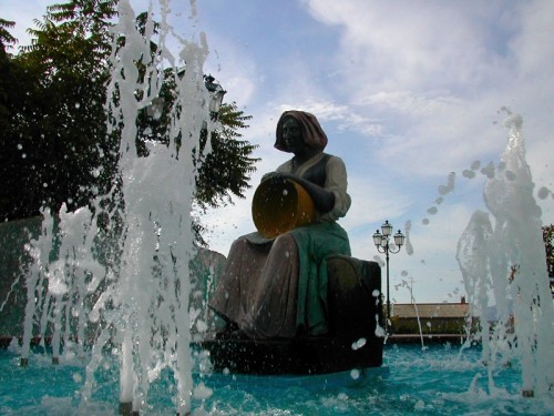 Flussio - fontana con donnina