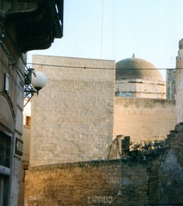 Una cupola tra i vicoli del suk.