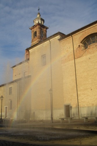 San Giusto Canavese - arcobaleno mattutino tra fontana e chiesa