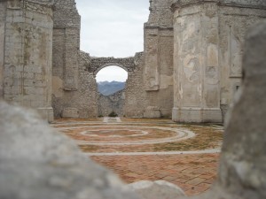 Spiando il “nuovo” dalle “vecchie” rovine