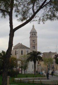 Barletta….. il duomo visto dall’abside con campanile