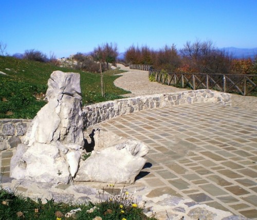San Severino Lucano - fontanella in pietra