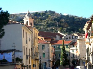 CAMPANILE VISTO DALLA PIAZZA PRINCIPALE
