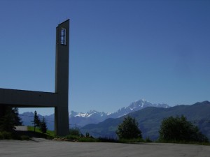 La moderna chiesa di Pila