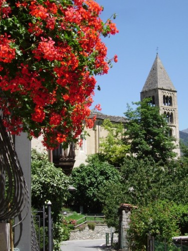 Sarre - Il campanile spunta tra i fiori Sarre - Il campanile spunta tra i fiori