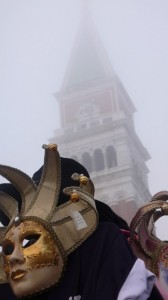 Il campanile, la maschera e la nebbia a Venezia