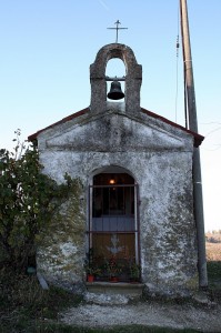 La facciata del capitello