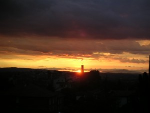 Tramonto dietro la chiesa di Vico D’Elsa