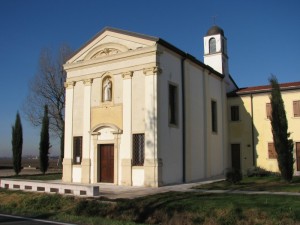 La chiesetta dispersa nelle risaie