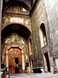 Atrio d’ ingresso del chiostro di San Gregorio Armeno