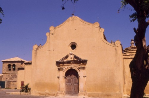 Isola di Capo Rizzuto - Chiesa di Maria Assunta ad Nives a Isola di Capo Rizzuto Isola di Capo Rizzuto - Chiesa di Maria Assunta ad Nives a Isola di Capo Rizzuto