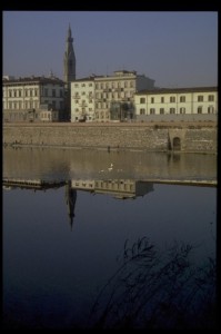 Campanile si specchia in Arno
