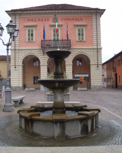 Moretta - Fontana in piazza del Municipio