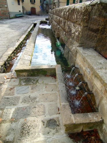 Santa Fiora - Fontana-lavatoio della Peschiera