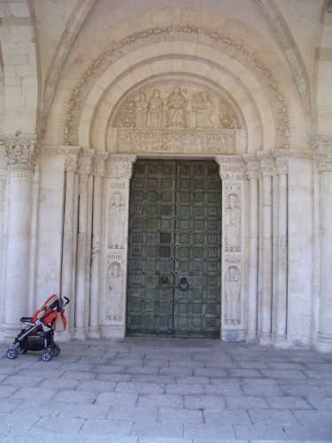Castiglione a Casauria - portale dell'abbazia di san clemente a castiglione a casauria
