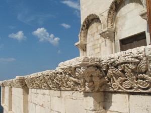 Fregi scale cattedrale di Trani