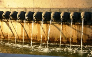 Dettaglio fontana piazza della stazione