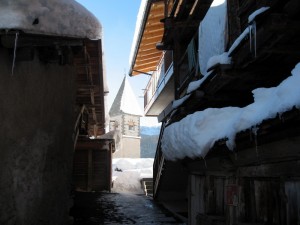 Chiesa di Sappade - Il simbolo della fede spunta dalla neve
