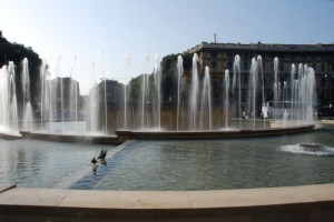 Piazza castello - la fontana con vista verso Cairoli