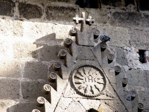 Particolare portone della chiesa.