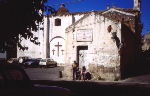 Orosei - Si riposa nella piazzetta della chiesa di  Orosei