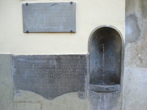 San Casciano in Val di Pesa - Modesta fontana - cannella attorniata di scritte importante