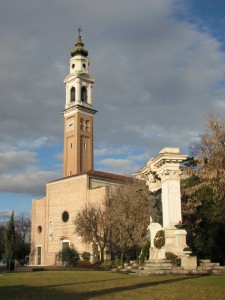 Nuvoloni grigi in cielo sereno