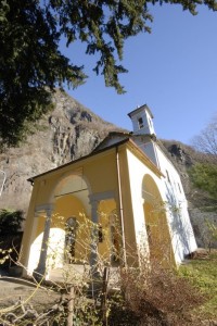 La chiesetta di Nibbio…ai piedi di montagne mozzafiato