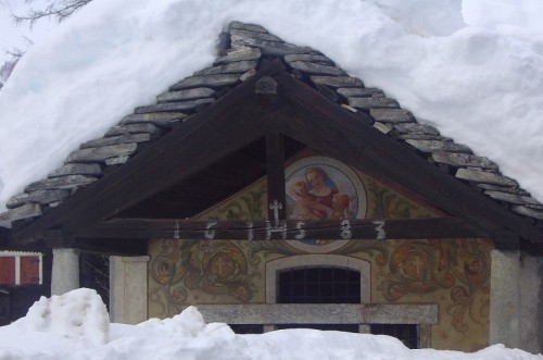 Macugnaga - cappella votiva walser sommersa dalle recenti nevicate..