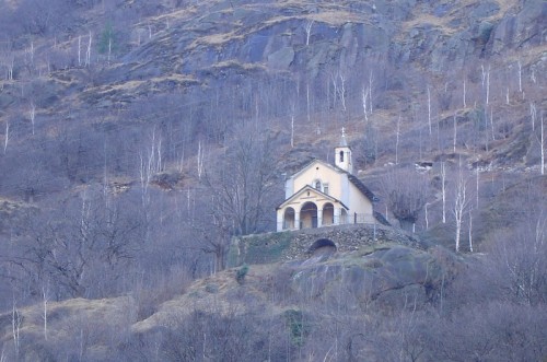 Anzola d'Ossola - chiesa che si affaccia sul paese dalla collina..