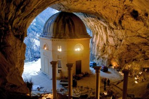 Presepe Vivente  in allestistimento  al Santuario della Madonna di Frasassi