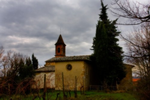 San Gimignano - Lungo la via c'è una chiesetta.........................................