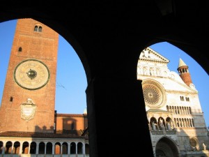 Nascosta dietro le colonne