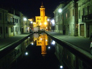 Specchiarsi di sera, fra calli e ponti Comacchio