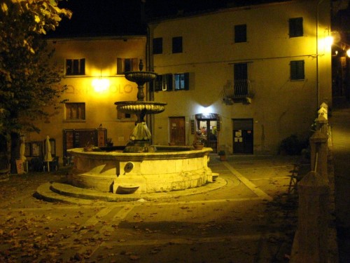 Castiglione d'Orcia - alla fonte... della Casa del Popolo, rimane solo l'acqua. Castiglione d'Orcia - alla fonte... della Casa del Popolo, rimane solo l'acqua.