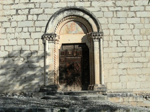 Fontecchio - Portale della chiesa di S.Francesco - Fontecchio (AQ)
