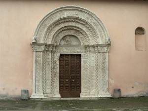 Magnifico portale della basilica dei Santi Rufino e Cesidio - Trasacco (AQ)