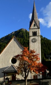 La chiesetta di Arabba in un giorno di caldo autunno