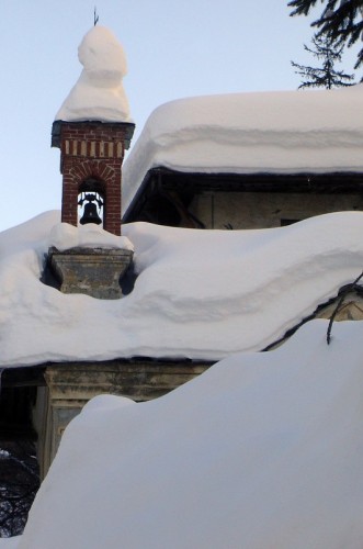 Balme - dopo tre metri di neve..cosa resta della chiesetta..